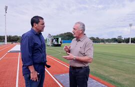 Robert Harrison, presidente de la Asociación Paraguaya de Fútbol, y Gustavo Alfaro (d), entrenador de la selección de Paraguay.