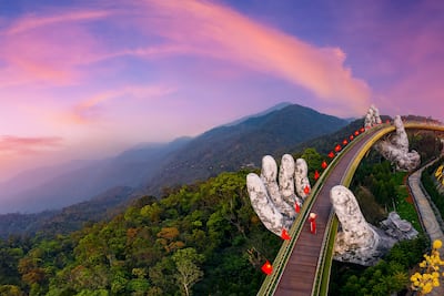Puente dorado en Da nang, Vietnam.