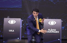 El candidato a la presidencia de Brasil, el empresario y activista de derecha, Renan Santos reacciona ante la ausencia de los candidatos, Luiz Inácio Lula da Silva y Flavio Bolsonaro, este domingo en el primer debate de cara a las elecciones presidenciales de Brasil, organizado por el Grupo Bandeirantes, en Sao Paulo (Brasil). EFE