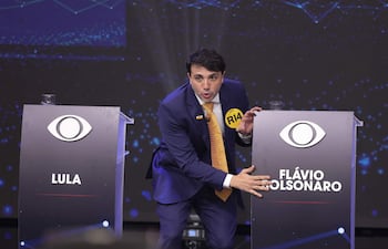El candidato a la presidencia de Brasil, el empresario y activista de derecha, Renan Santos reacciona ante la ausencia de los candidatos, Luiz Inácio Lula da Silva y Flavio Bolsonaro, este domingo en el primer debate de cara a las elecciones presidenciales de Brasil, organizado por el Grupo Bandeirantes, en Sao Paulo (Brasil). EFE