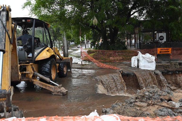 Agua desborda las calles y colapsa las estructuras de la obra de Santo Domingo.