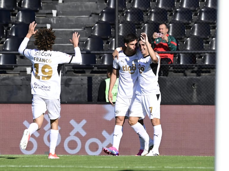 Los jugadores de Libertad celebran un gol en el partido frente a Rubio Ñu por la fecha 9 del torneo Clausura 2026 de la Primera División de Paraguay en el estadio La Huerta, en Asunción, Paraguay.