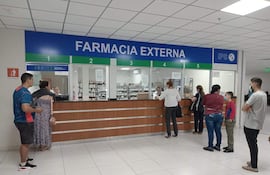 Asegurados esperan encontrar medicamentos en la farmacia externa del IPS 12 de Junio.