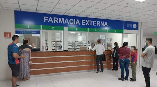Asegurados esperan encontrar medicamentos en la farmacia externa del IPS 12 de Junio.