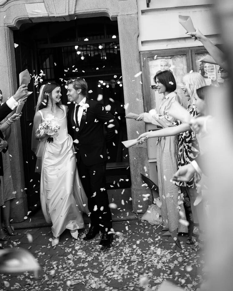 Bárbara Palvin y Dylan Sprouse al salir de la ceremonia religiosa que los unió como marido y mujer. (Instagram/Themetgalaofficial)