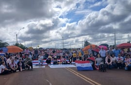 Los docentes realizan cierre intermitente de la ruta en la colonia Yvype.