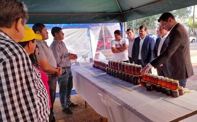 Productores de miel de abeja junto al ingeniero Alberto Ruiz del MAG, explican a las autoridades departamentales y nacionales, el proceso de la producción de miel de abeja para obtener la certificación internacional por parte de la empresa IMOcert Ltda.