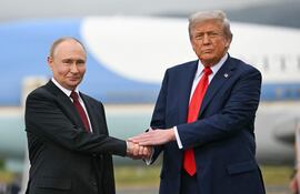 El presidente de Rusia, Vladimir Putin (i) y el mandatario de Estados Unidos, Donald Trump.