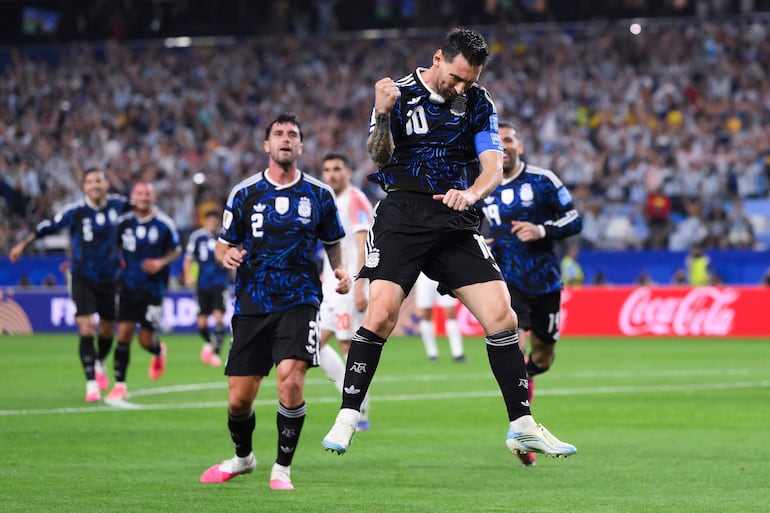 Lionel Messi #10 de Argentina celebra tras anotar el tercer gol de su equipo durante el partido del Grupo J de la Copa Mundial de la FIFA 2026 entre Jordania y Argentina en el Dallas Stadium, en Arlington, Texas.