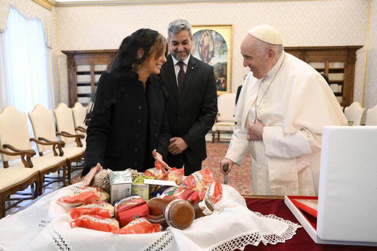 Una canasta llena de chipa pirú, un paquete de yerba, y hasta una guampa y un termo forrado le regalaron el presidente Mario Abdo Benítez y su esposa Silvana López Moreira al papa Francisco, en la audiencia privada que mantuvieron en enero pasado.