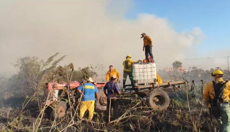 Las llamas desde el puente sobre el río Salado, donde recargaban los bomberos sus móviles.