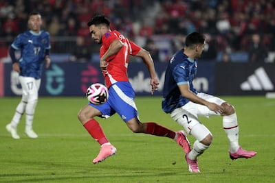 El lateral izquierdo de Chile Gabriel Suazo pasa en velocidad y con balón dominado ante la marca de Iván Ramírez.