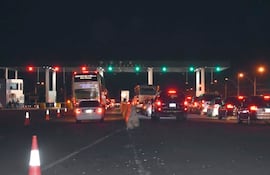 El puesto de peaje de Ypacaraí, en la ruta PY02, registró un intenso movimiento de vehículos procedentes del interior del país como parte del operativo retorno tras el largo fin de semana.