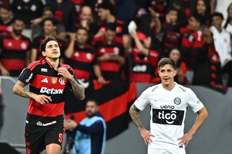 Pedro (i) de Flamengo celebra un gol este viernes, en un partido amistoso entre Flamengo y Olimpia el estadio Mané Garrincha en Brasilia (Brasil).