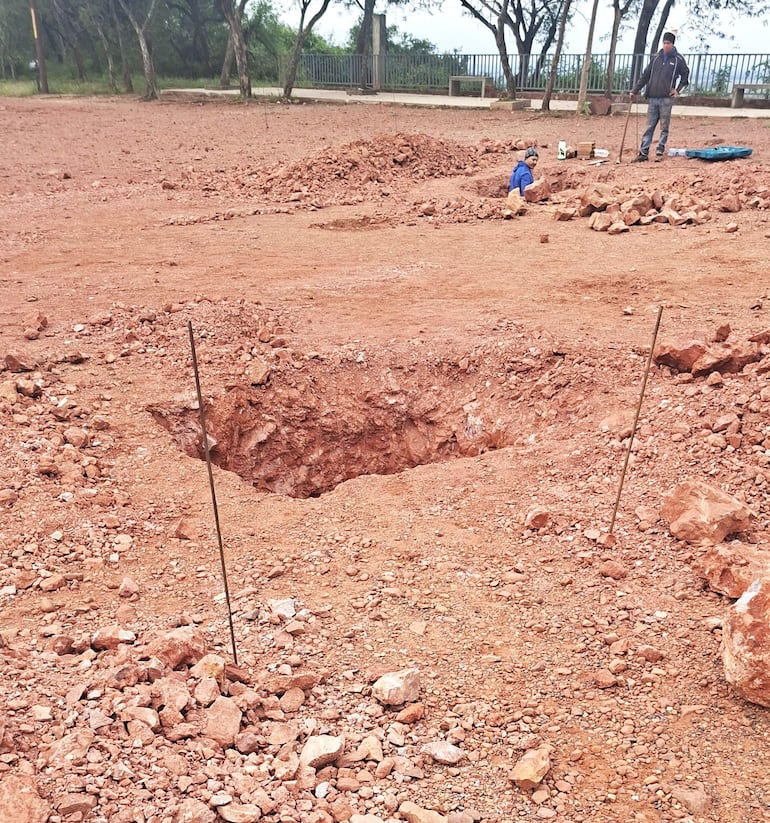 Dos solitarios obreros intentan cavar en la cima del  Cerro Perõ para preparar el cimiento donde se prevé instalar la estructura de la “Rueda de Chicago”.