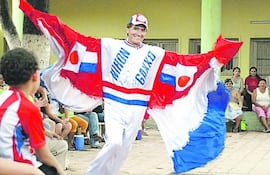 el-pajaro-campana-acompana-al-elenco-del-nihon-gakko-que-participa-en-la-caravana-solidaria--191617000000-495267.jpg