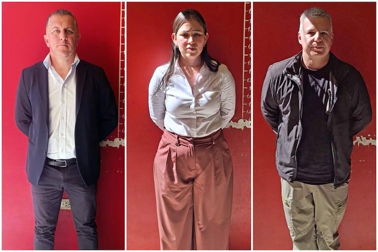 Aldo Pintos con chaqueta negra, Alicia Vázquez en camisa blanca y Cristian Amarilla en blazer, todos posando con expresiones serias sobre fondo rojo.