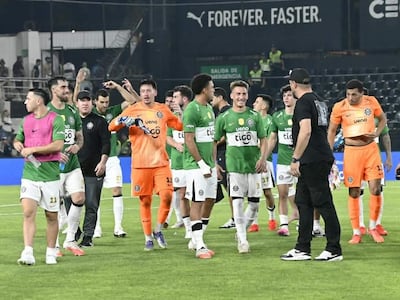 Los futbolistas de Olimpia celebran la victoria sobre Libertad por la fecha 12 del torneo Clausura 2026 de la Primera División de Paraguay en el estadio La Huerta, en Asunción, Paraguay.
