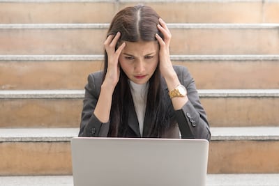 Mujer estresada con trabajo.