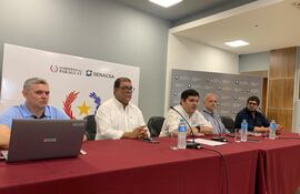 Dr. Víctor Maldonado, Dr. Mario Apodaca; presidente del Senacsa, Dr. José Carlos Martin; Dr. Manuel Barboza y Dr. Alejandro Aguilera, este viernes en la reunión de prensa en Senacsa.