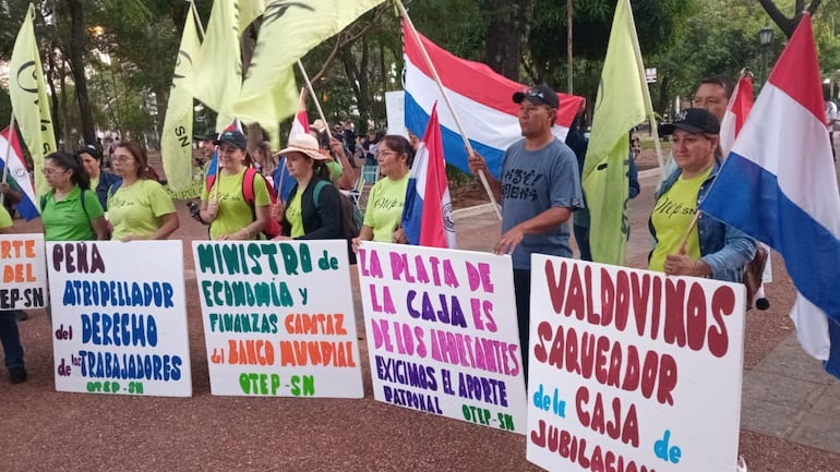 Los docentes se movilizan desde la madrugada en la Plaza Uruguaya.