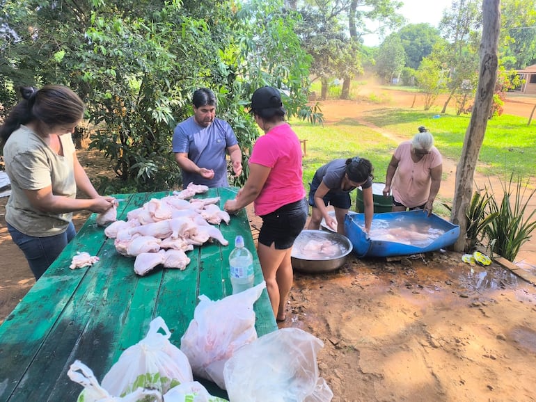 Pobladores de la compañía Piraretã de Valenzuela realizan esfuerzos para mejorar sus caminos.