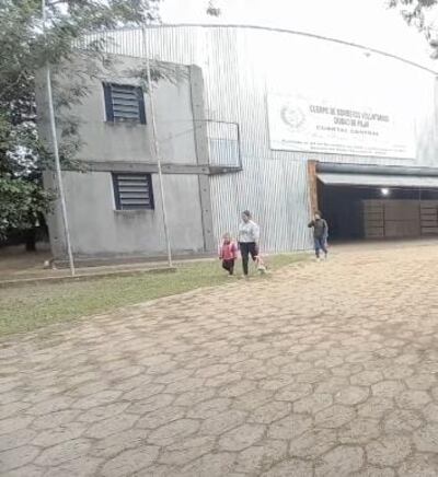Alumnos de la Escuela Básica San Alfonso de Pilar se mudaron temporalmente al local del Cuerpo de Bomberos Voluntarios mientras avanza la construcción de un nuevo bloque .