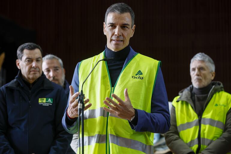 El presidente del Gobierno Pedro Sánchez (c) durante declaraciones ante los medios de comunicación en Adamuz, Córdoba, este lunes. 