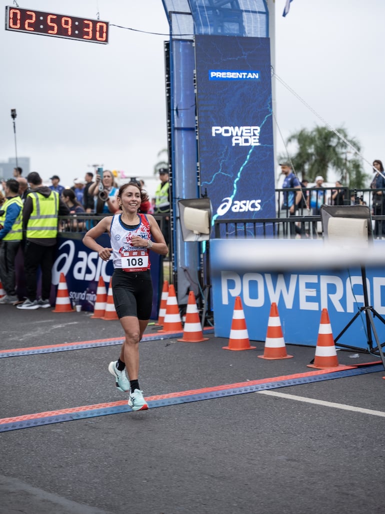Fatima al cruzar la meta de los 42 kilómetros y 194 metros.