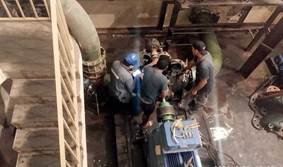 Todos los días así están los operarios de la Essap para mantener funcionando sus bombas viejas.