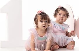 Orianna y Arianna las tiernas mellizas de Rubí Samudio y Jorge Morel posaron para Umberto Kids.