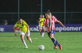 La atacante albirroja Claudia Martínez avanza con el balón ante la marca de Isabella Díaz. (Foto: APF)