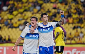 El delantero argentino de Universidad Católica, Fernando Zampedri, celebra junto a su compañero, el delantero Clemente Montes, tras anotar el primer gol de su equipo durante el partido de fútbol de la fase de grupos de la Copa Libertadores entre el Barcelona de Ecuador y la Universidad Católica de Chile, en el estadio Monumental Banco Pichincha en Guayaquil.