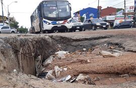 La falta de buenos desagües pluviales ha repercutido en el comercio de la zona.