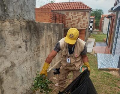 Se realizaron tareas de limpieza y mantenimiento en el campo santo de Caacupé, con recolección de residuos, corte de malezas y eliminación de criaderos de mosquitos, como parte de los preparativos para la festividad mariana.