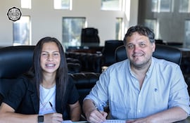 La máxima estrella femenina de Olimpia, Claudia Martínez, junto al presidente de la entidad de Para Uno, Rodrigo "Coto" Nogués.