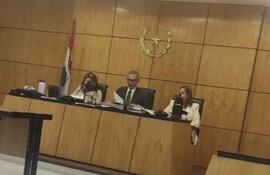 El Tribunal de Sentencia encargado del juicio contra el acusado del crimen del excapellán, integrado por los jueces Julio César López (presidente), Graciela González y Fátima Rojas.