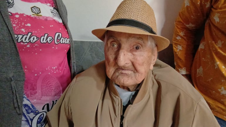 Don Canuto tiene 110 años, y para su edad sostiene una fluida conversación.