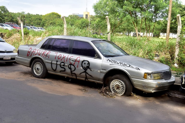 Denuncia de auto abandonado sobre Capitán Román García  y Rafael Barret. 