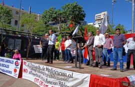 Movilización de centrales obreras por el Día del Trabajador en Asunción.