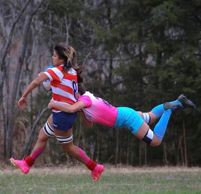 La yacaré Kiara Benítez intenta llevar la ovalada a la zona de anotación ante la fuerte marca de su rival en el torneo que se disputó en Córdoba.