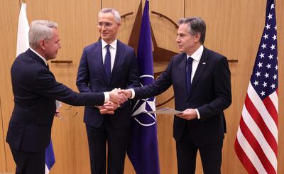 El ministro de Exteriores de Finlandia, Pekka Haavisto (i) saluda al secretario de Estado de EEUU, Antony Blinken y al secretario general dela OTAN Jens Stoltenberg (c), en Bruselas. (EFE/EPA)
