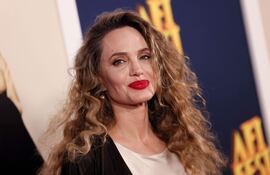 Angelina Jolie, divina a su llegada al AFI Fest para la premier de "María" en el TCL Chinese Theatre de Hollywood.