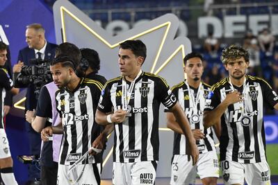 El defensor paraguayo, capitán del Atlético Mineiro, Junior Alonso se retira cabizbajo tras recibir la medalla de subcampeón de la Copa Sudamericana, acompañado por sus compañeros.