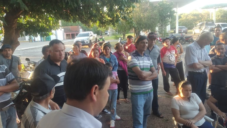 Pobladores de diversos barrios de Ayolas, afectados por la cr&iacute;tica falta de agua potable, asistieron a la sesi&oacute;n de la Junta Municipal realizada el lunes. Durante la plenaria, declararon emergencia distrital debido al acuciante desabastecimiento del vital l&iacute;quido.