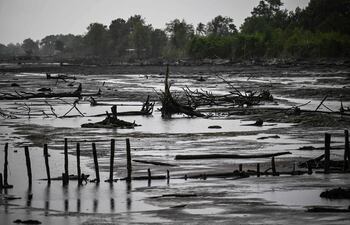 Espigones en la costa del complejo Weg naar Zee, en Paramaribo, el 23 de mayo de 2025.