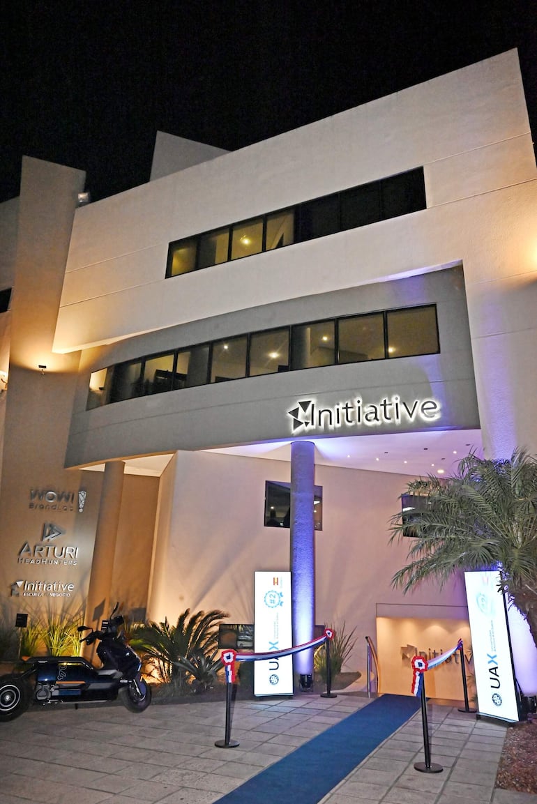 Initiative Escuela de Negocios está ubicada en la intersección de las calles Coronel Brizuela y Ciudad del Vaticano en Asunción.