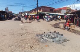 Los comerciantes quemaron neumáticos y basuras en las entradas principales del mercado 1 para evitar la intervención de la DNIT.