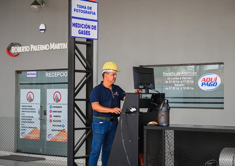 Un operario en un taller de la firma Roberto Palermo Martín, una de las pocas que explotan el ITV. (foto ilustrativa)