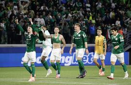Jugadores de Palmeiras celebran el triunfo miércoles, al finalizar un partido de cuartos de final de la Copa Libertadores entre Palmeiras y River Plate en el estadio Allianz Parque, en Sao Paulo (Brasil).
